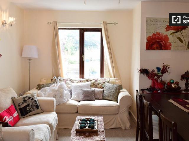 Decorated room in 3 bedroom apartment in Ballinteer, Dublin