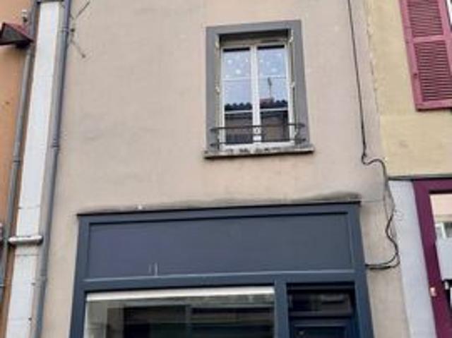 Découvrez cet immeuble avec commerce et habitation au cœur de Brioude