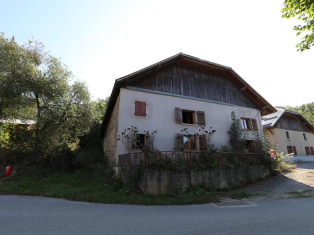 Découvrez cette charmante ferme du 19ème siècle à Menthonnex
