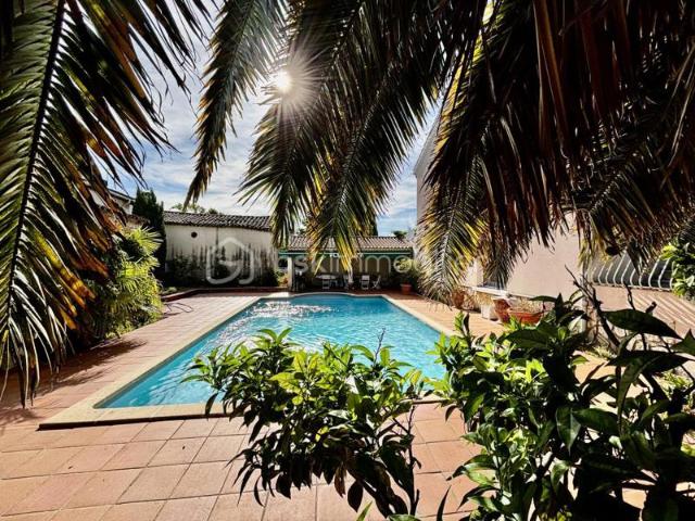 Découvrez cette belle villa des années 60 avec piscine