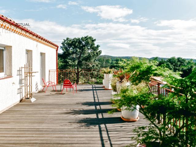 Découvrez cette magnifique villa de 324m2 avec vue montagnes