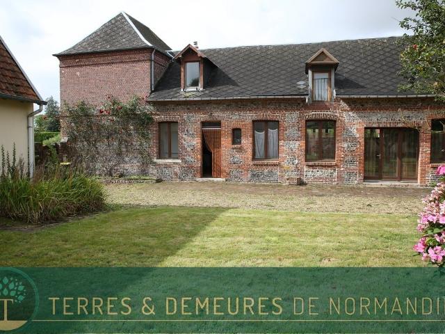 Découvrez cette maison de charme en brique et silex au cœur du p