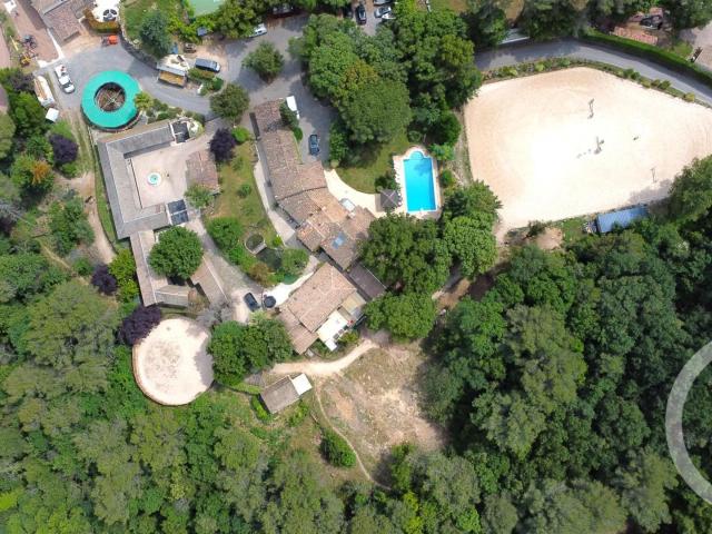 Découvrez cette splendide propriété équestre, offrant une sé. 350m² Roquefort les Pins