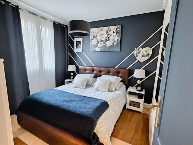 Découvrez ce charmant appartement entièrement meublé de 50 m2 situé au premier étage d'une résidence sécurisée
