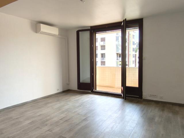 Découvrez ce bel appartement T4 de 76 m2, situé au 4? et dernier étage avec ascenseur de la résidence Vignelon