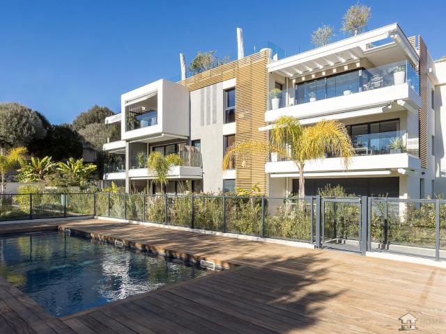 Découvrez ce magnifique appartement au niveau du jardin d’en. 84m² Antibes
