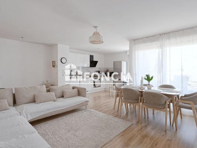 Découvrez ce magnifique duplex T4 lumineux avec balcon et box fermé, idéalement situé à Saint Priest