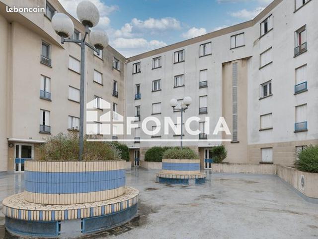 Découvrez ce superbe duplex F4 alliant espace et confort, idéalement situé à deux pas de toutes les commodités. Profitez d’un cadre de vie agréable à