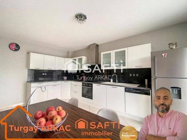 Découvrez le Charme Exceptionnel de cette Maison de 2010, Surplombant La Tour du Pin