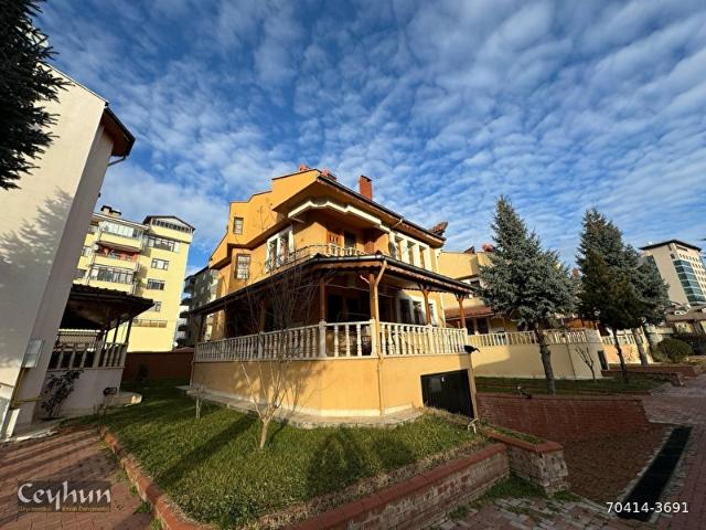 DEDEMAN OTEL YANINDA BAHÇELİ GARAJLI 7+1 SATILIK TRİPLEX VİLLA