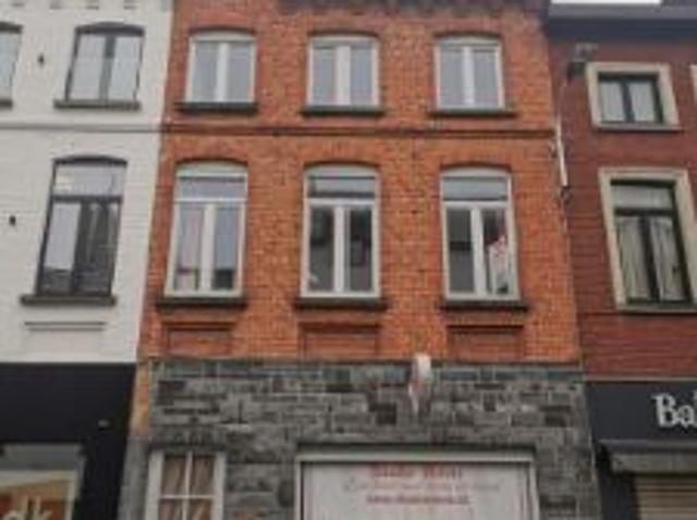Deels gerenoveerde herenwoning met centrale ligging, 4 à 5