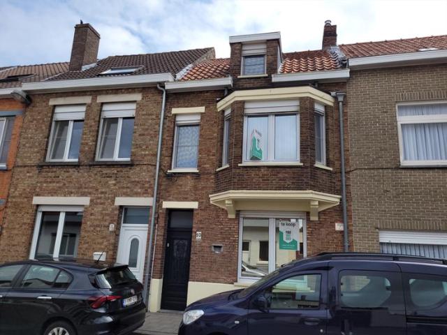 Deels gerenoveerde, ruime woning met zonneterras aan de ker
