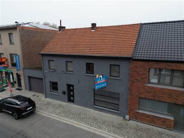 Deels gerenoveerde ruime woning met mogelijke handelsruimte