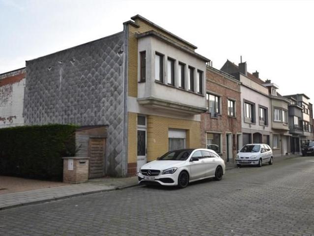 Deels GERENOVEERDE woning VERGUND voor 2 adressen op 2min. v