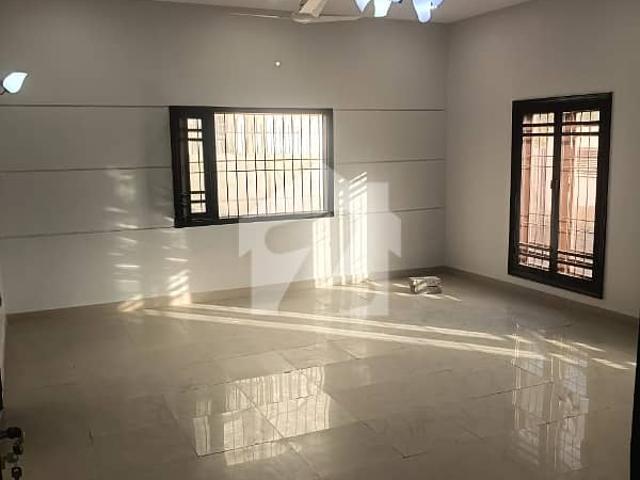 Defence 600 yards ground floor portion for rent west open
