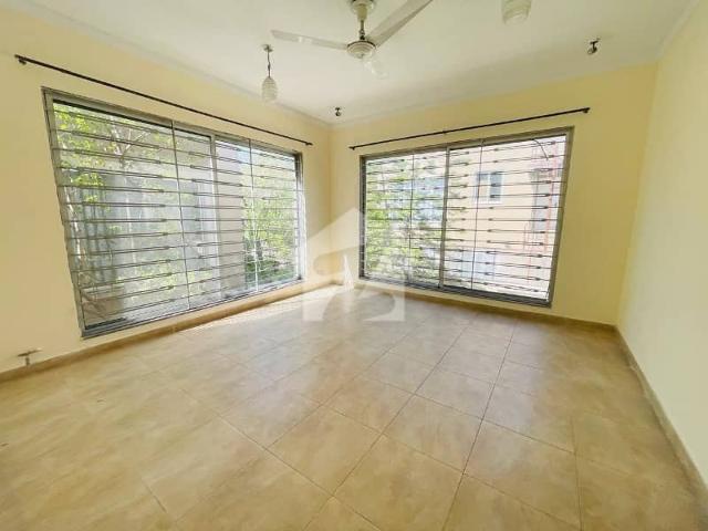 Deffence Villas 12 Marla Good Condition With Lawn Gated Community