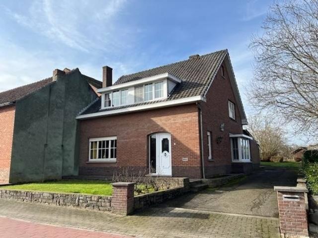 Degelijke 3 gevelwoning met 4 slaapkamers, garage en tuin