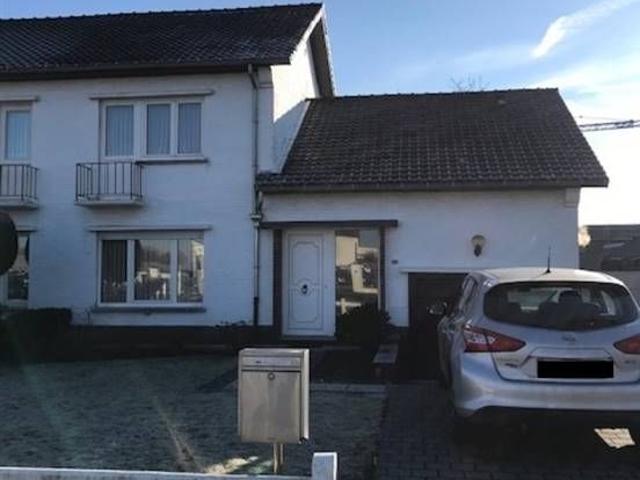 Degelijke op te frissen woning met 3 slaapkamers, garage, te