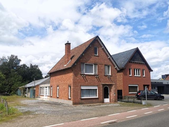 Degelijke woning met grote werkruimte en zeer diepe tuin