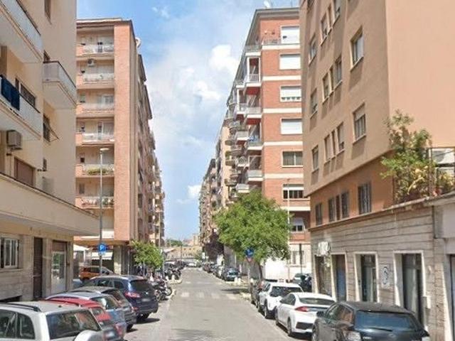 Degli eroi accogliente monolocale arredato