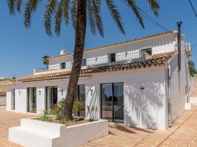 Déjese cautivar por esta finca llena de carácter, a solo 10. 433m² Benissa