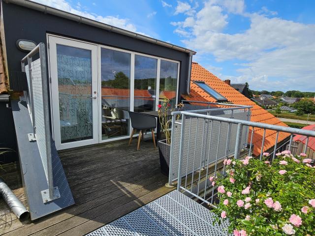 Dejlig 3 værelses lejlighed med skøn terrasse i Hou