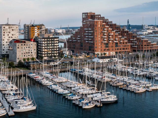 Lys delelejlighed med stor altan på Aarhus Ø