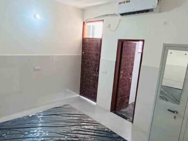 Delhi Cantonment, South Delhi 3 Bedroom 160 Sq. Yd. Builder Floor in Delhi Cantonment Delhi Listing ID: #10256