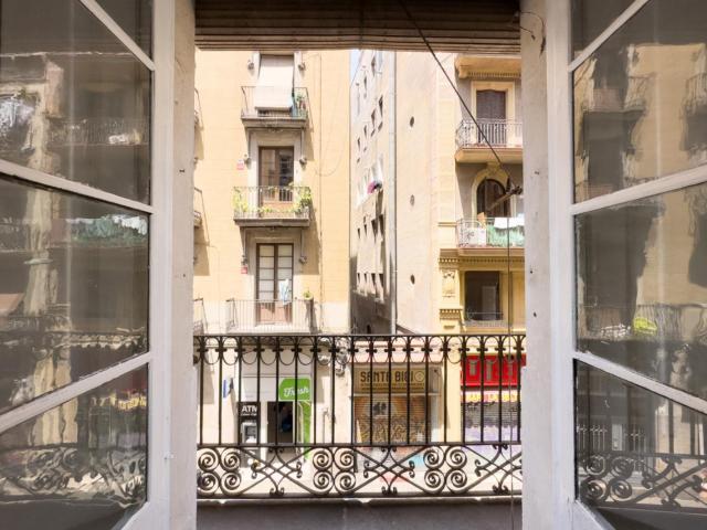 Delightful double bedroom next to Paral·lel metro station