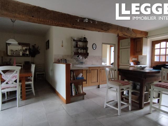 Delightful house at the end of a hamlet with 3 bedrooms, outbuilding and separate garden