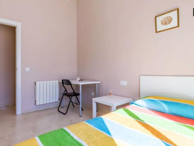 Delightful room for rent in bright 3 bedroom apartment, L'Eixample