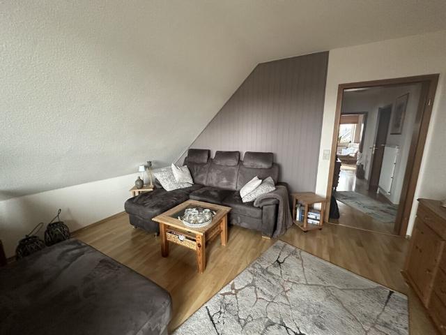 Delmenhorst: Ruhige und gemütliche 2 Zimmer DG Whg. mit EBK, Loggia, Stellplatz und Kellerraum