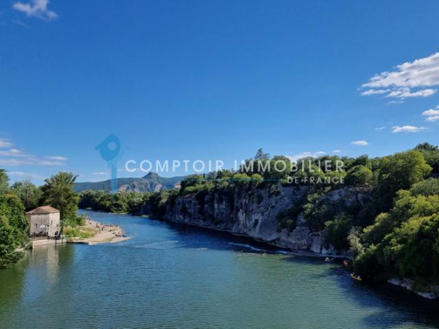 Dépt. 07 A VENDRE à RUOMS Ancien Bâtiment de 300 m2 Pa
