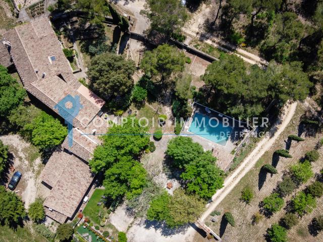 Dept 84 Murs Propriété en pierre apparente 360 m2 habitables sur 2 ha