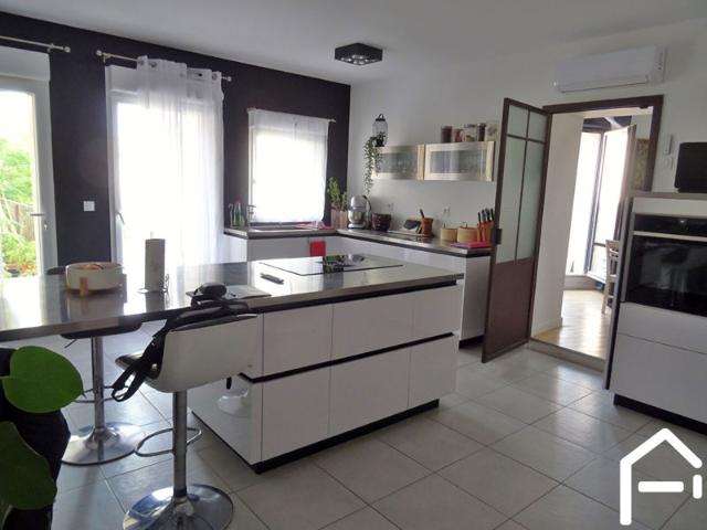 dep 34 Poussan 34560 loft 150 m2. place de garage. 2 terrasses