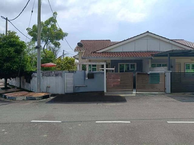 Depan Padang Semi D Corner Lot Taman Halaman Indah Jawi