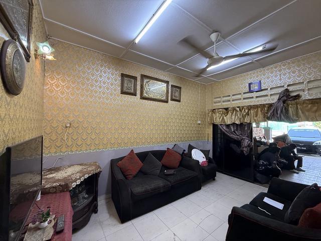 Depan padang permainan Teres setingkat Taman Duyong Melaka