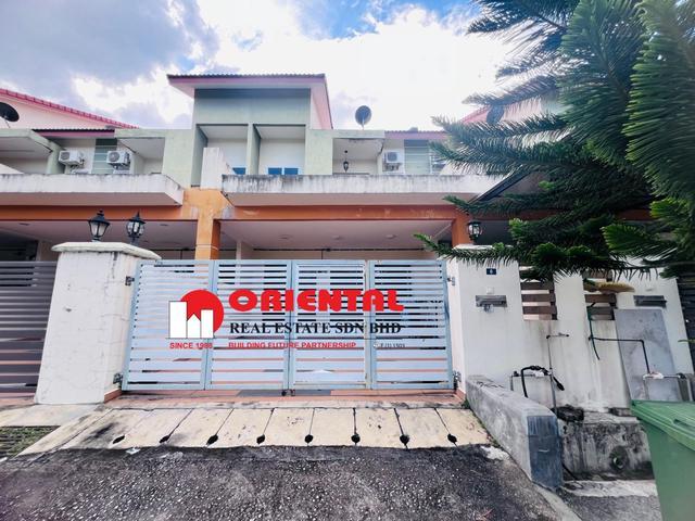 DEPAN PADANG Teres 2 Tingkat Di Taman Pinggir Tanjung Damai