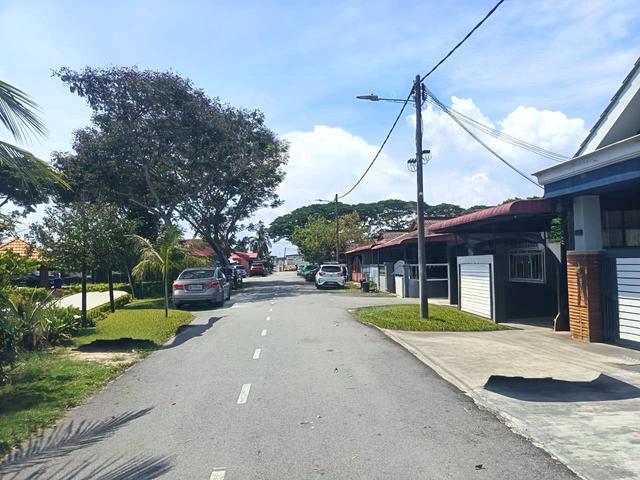 Depan Padang Teres Setingkat End Lot Taman Seri Kerayong Kapar