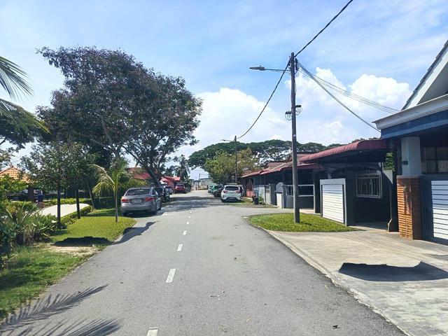Depan Padang Teres Setingkat End Lot Taman Seri Kerayong Kapar