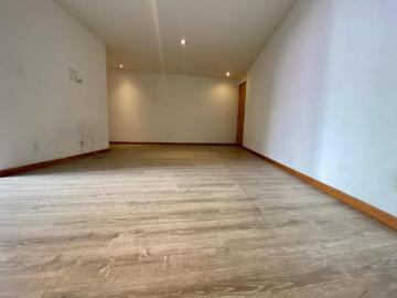 Departamento con Balcón, reciente, iluminado, muy céntrico en calle tranquila