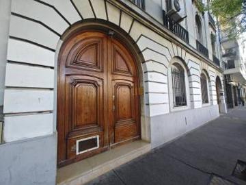 Oportunidad: Departamento Estilo Frances distribuido en 2 Plantas con patio y cochera