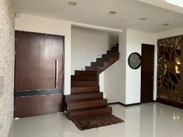 departamento estilo towhouse sobre avenida isla de tris