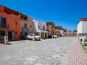 DEPARTAMENTO SEMI AMUEBLADO EN ZIRÁNDARO