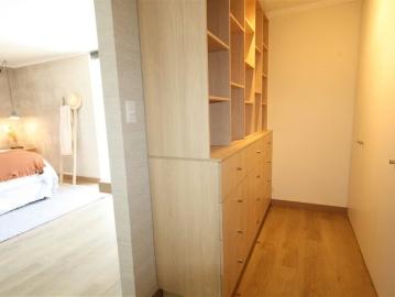 Departamento rediseñado de mobiliario moderno barrio el Golf | 2 Dormitorios por 11150.00 en Las Condes
