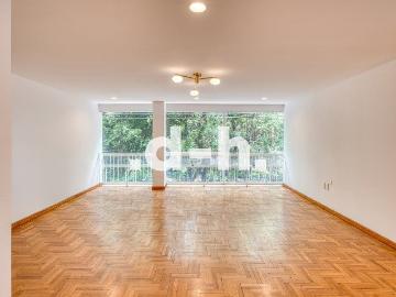 Departamento remodelado frente a Parque México con vista arbolada y oficina