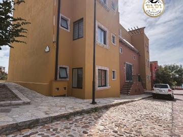 Renta departamento con terraza en planta baja, 3 habitaciones cercano a alberca y vista areas verdes
