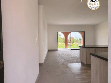 Renta departamento con terraza en planta baja, 3 habitaciones cercano a alberca y vista areas verdes