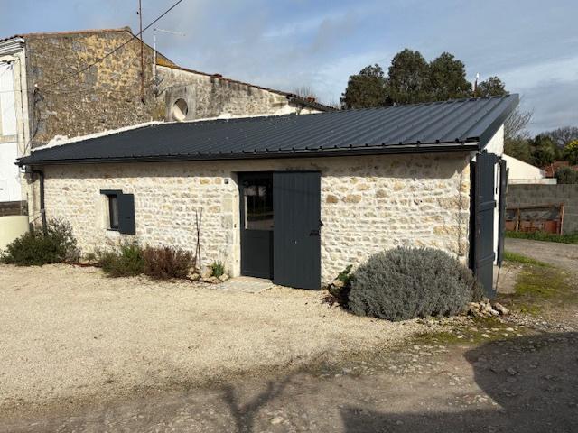 DEPENDANCE / GARAGE 37 m2 PARKING VERGEROUX