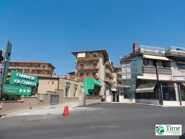 Deposito 190 mq con piccolo ufficio in vendita a Gravina di Catania